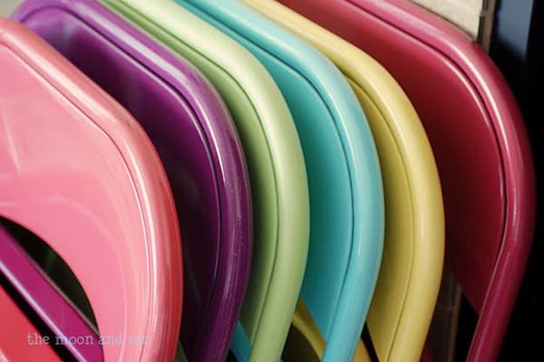 chaises pliantes couleur peinture aérosol.