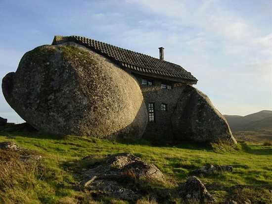 maison entre énormes rochers au portugal