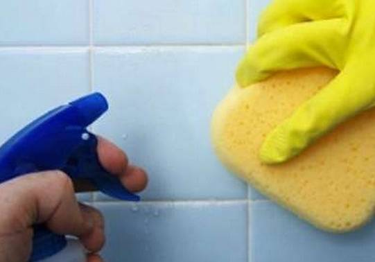 nettoyer carreaux salle de bain avec vinaigre