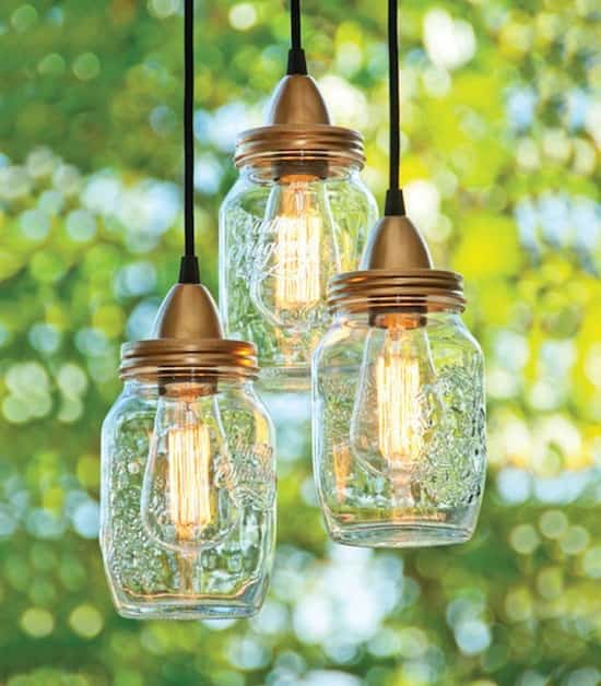 des bocaux transformés en suspension luminaire