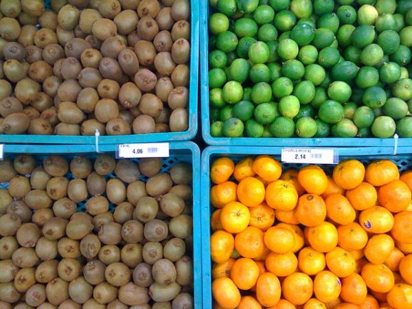 Etalage de légumes avec prix