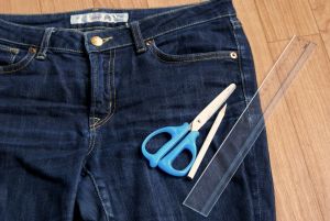 Instruments pour découper short en jean