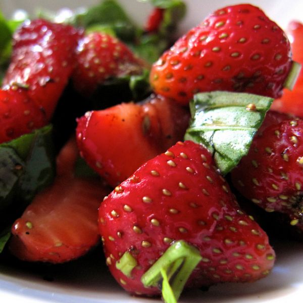 Gros plan sur tartare de fraises avec basilic 