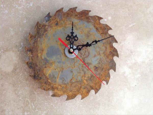 recycler une lame de scie circulaire en horloge