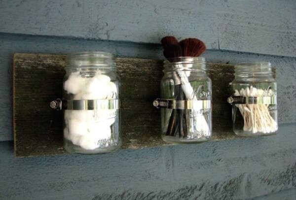 Accrochez bocaux en verre dans la salle de bain