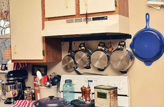 Casseroles accrochées au mur pour gagner de la place