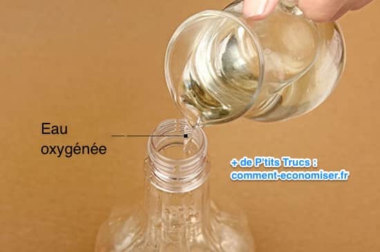 Mettez l'eau oxygénée dans le vaporisateur