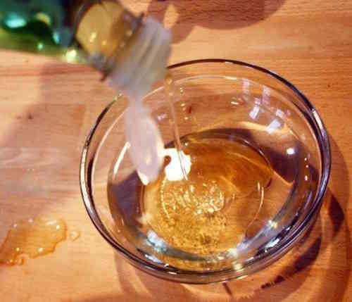 Ajouter une cuillère à soupe de liquide vaisselle dans le bol