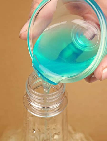 Mettez liquide vaisselle dans vaporisateur