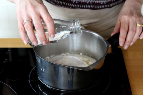 ajoutez l'huile et l'eau pour faire la pate à modeler maison