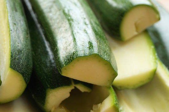 Les courgettes ont très peu de calories, une bonne nouvelle pour les personnes qui veulent perdre du poids.