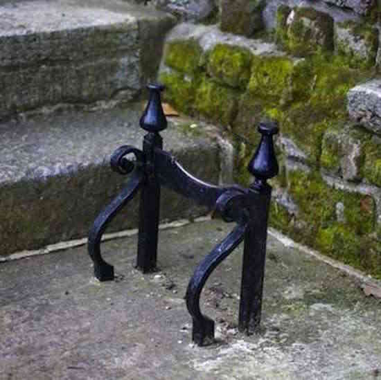 Le décrottoir peut vous aider à nettoyer vos semelles avant d'entrer dans une maison.