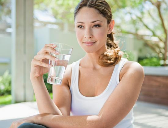 boire un verre d'eau élimine les reflux gastriques