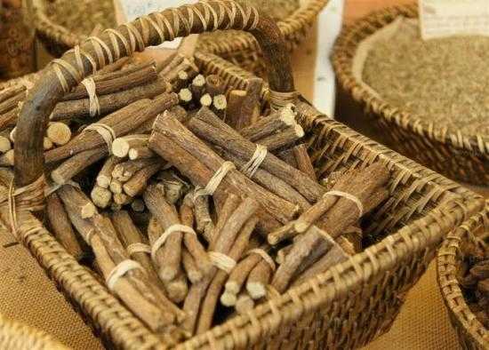 mâcher un bâton de réglisse atténue les brûlures d'estomac