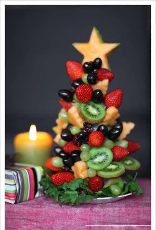 un arbre de noel en fruits