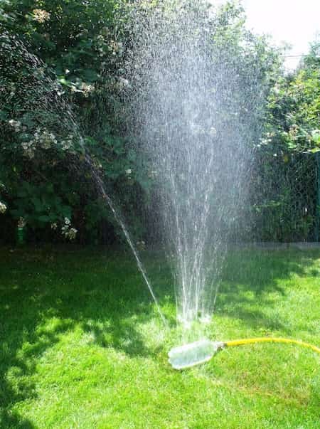 arroseur fait maison avec bouteille plastique