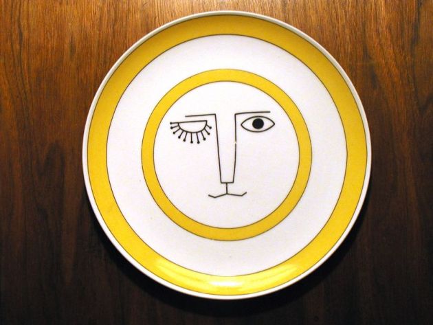 Assiette propre qui fait un clin d'oeil