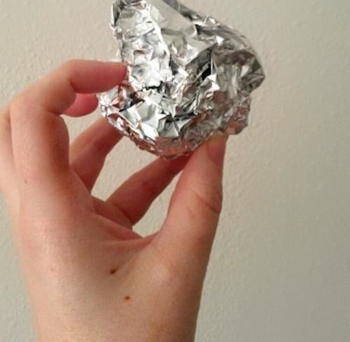 Mettez une boule de papier alu dans votre sèche-linge pour assouplir le linge.