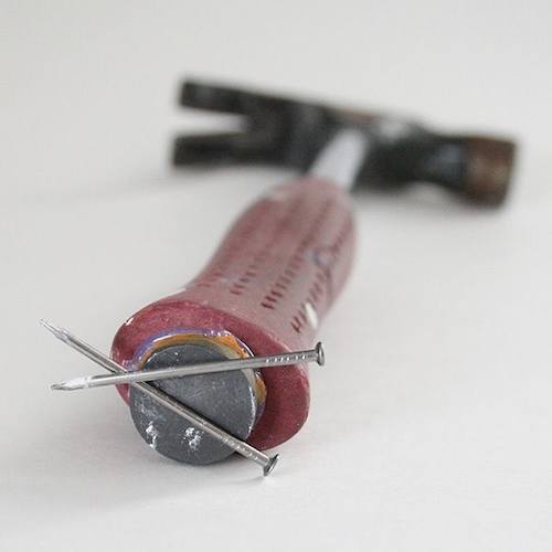 Un petit aimant collé sous le manche de votre marteau, et vous avez les clous à portée de main