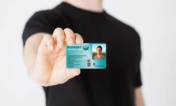 Une bonne astuce pour les voyageurs est d'utiliser la carte étudiante internationale ISIC.