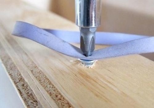 Utilisez un élastique pour dévisser les têtes de vis abîmées