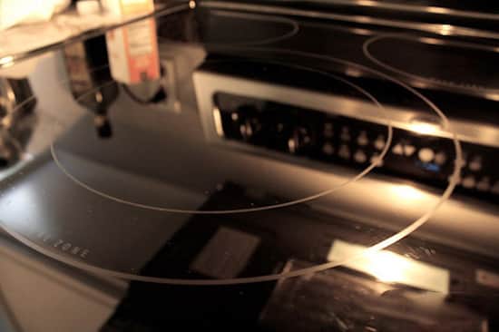 Le bicarbonate peut réellement vous aider à nettoyer les plaques à induction.