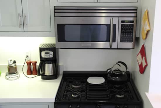 L'huile minérale est parfaite pour nettoyer les éclaboussures sur les surfaces de cuisine.