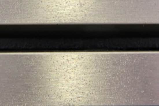 L'huile s'accumule sur les surfaces de cuisine, nettoyez-la facilement avec de l'huile minérale.