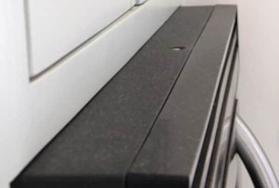 Pour nettoyer les éclaboussures sur les surfaces de cuisine, utilisez de l'huile minérale.