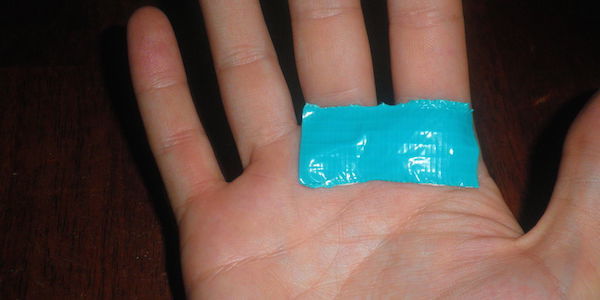 Un simple morceau de bande adhésive peut extraire les échardes.