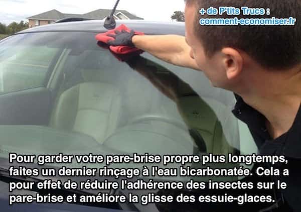 Une super astuce pour nettoyer votre pare-brise est d'utiliser de l'eau bicarbonatée.