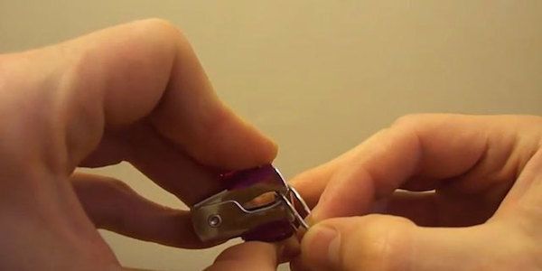 Comment ouvrir un anneau de porte-clef avec une dégrafeuse ?