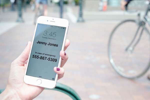 Mettez votre nom et numéro urgence sur le fond d'écran iphone