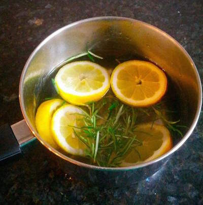 Des tranches de citron et des herbes aromatiques dans une casserole d'eau