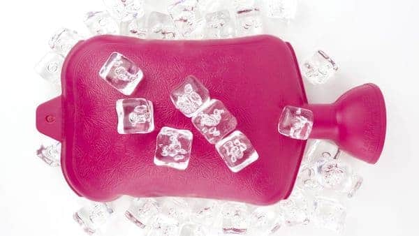 Pour rafraîchir votre lit, utilisez un oreiller rafraîchissant ou une bouillotte congelée.