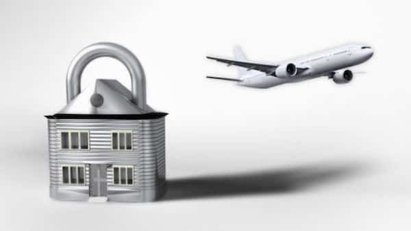 Les lampes avec un détecteur de mouvement sont efficaces pour protéger votre maison pendant que vous êtes en vacances.