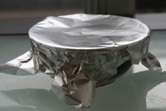 Mettre des feuilles d'alu derrière le radiateur