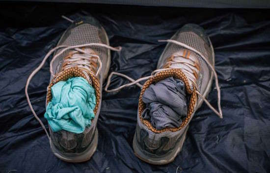 Comment faire sécher rapidement les chaussures mouillées lorsque l'on fait du camping ?