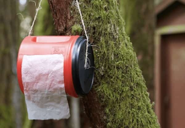 Pour garder votre papier toilette au propre quand vous faites du camping, l’astuce est de le mettre dans un récipient en plastique.