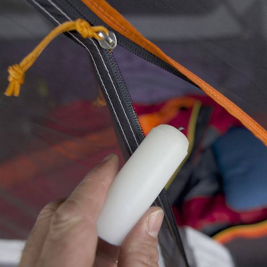 Comment faire pour garder les fermetures éclair bien glissantes lorsque l'on fait du camping ?