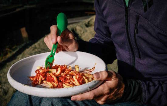 Saviez-vous qu'un frisbee est aussi une assiette parfaite lorsque 'lon fait du camping ?