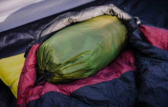 Comment faire un oreiller d'appoint lorsque l'on fait du camping ?