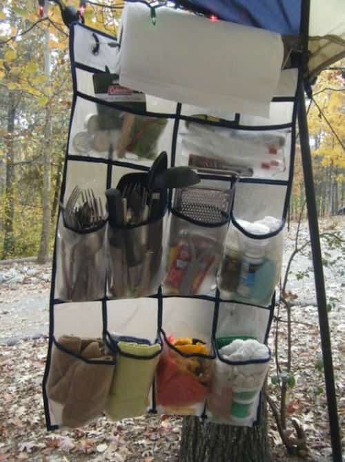 Une super idée de camping est d’utiliser un range-chaussures suspendu pour organiser vos affaires.