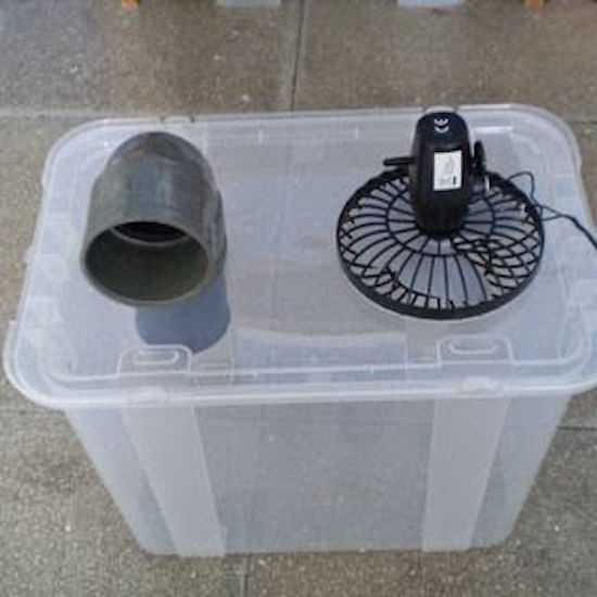 Attach a fan and a pipe to a plastic box to make an air conditioner!