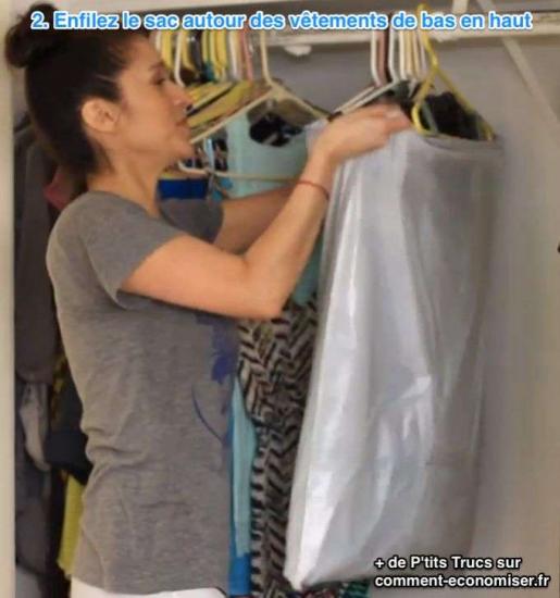 enfilez les vetements dans le sac poubelle