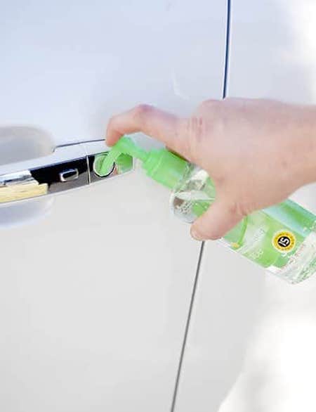 Voici les petites astuces maison pour débloquer les portes bloquées par le givre.