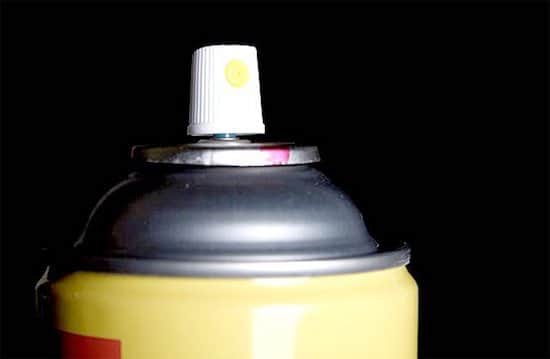 Utilisez de l'huile lubrifiante telle que la WD-40 pour protéger votre serrure du givre.