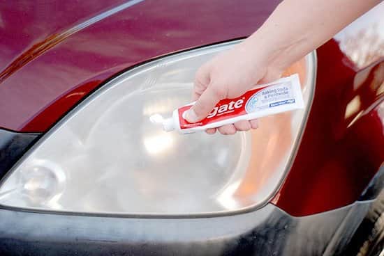 Saviez-vous que le dentifrice augmente la visibilité des phares de voiture ?
