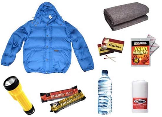 Voici comment faire un kit de survie à garder dans votre voiture en hiver