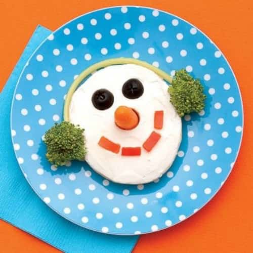 un bonhomme de neige fait avec de la purée et des légumes